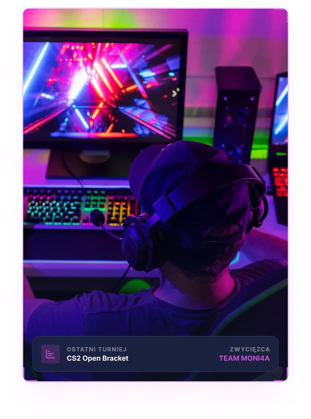 Gracz w słuchawkach przy komputerze gamingowym z neonowym oświetleniem, przygotowany do turnieju cybersportowego.